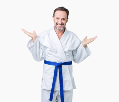 Yakışıklı orta yaş komuta sizde kimono üniforması üzerine gülen iki elle gösterilen açık avuç içi, sunma ve karşılaştırma ve denge reklam arka plan izole