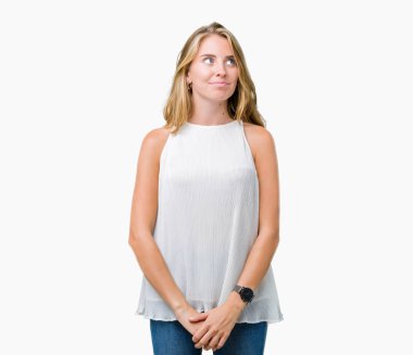 Güzel genç zarif kadın görünümlü yan ve dik dik bakma uzağa düşünce gülümseyen izole arka plan üzerinde.