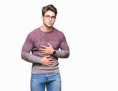 Yakışıklı delikanlı üzerinde gözlük takan izole mide üzerinde el ile arka plan çünkü hazımsızlık, ağrılı hastalık hasta hissediyor. Ağrısı kavramı.