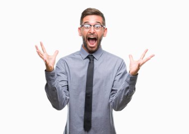 Genç yakışıklı iş adam deli kutluyor arka plan izole ve başarı için kaldırdı kollarını açarak hayrete ve heyecanlı çığlık gözleri açık. Kazanan kavramı