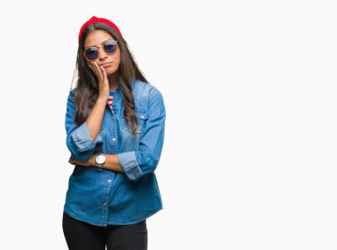 Genç güzel Arap kadın seyir yorgun ve bıkkın ile depresyon sorun Çapraz kollar ile izole arka plan düşünme üzerinde güneş gözlüğü takıyor.