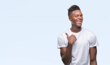 Genç Afro-Amerikan adam arıyor ve başparmak yanında yukarıyı mutlu yüz ile gülümseyen izole arka plan üzerinde.