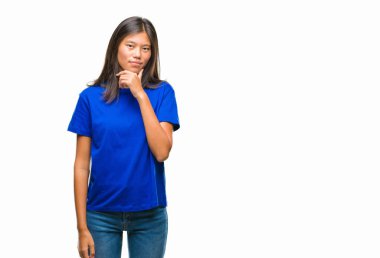 Genç Asyalı kadın emin çapraz kollar ve çeneme kaldırdı el ile gülümseme ile kameraya bakarak izole arka plan üzerinde. Pozitif düşünce.