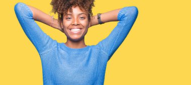 Güzel genç Afro-Amerikan kadın izole arka plan üzerinde rahatlatıcı ve kollar ve eller baş ve boyun, mutlu gülümseyerek arkasında ile germe