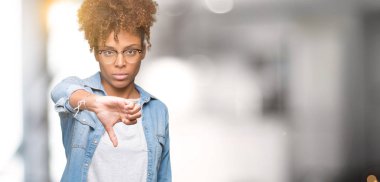 Mutsuz ve kızgın ret gösterilen ve başparmak aşağı hareketi ile negatif seyir izole arka plan üzerinde gözlük güzel genç Afro-Amerikan kadın. Kötü ifade.