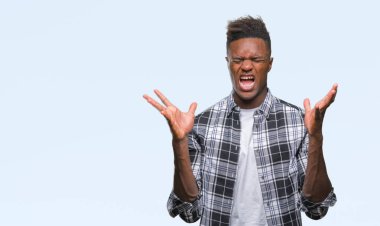 Genç Afro-Amerikan adam kızgın ve silah ile başarı için deli kutluyor izole arka plan üzerinde kaldırdı ve heyecanlı çığlık gözler kapalı. Kazanan kavramı