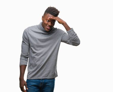 Afrikalı-Amerikalı genç izole arka plan çok mutlu ve gülümseyen uzakta el ile üzerine kafa seyir üzerinde. Arama kavramı.