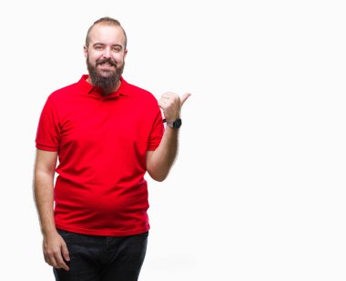 Seyir ve başparmak yanında yukarıyı mutlu yüz ile gülümseyen izole arka plan üzerinde kırmızı gömlek giymiş genç beyaz hipster adam.