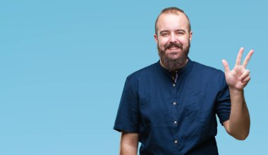 Genç beyaz hipster adam gösterilen ve parmakları ile işaret izole arka plan üzerinde üçüncü ise kendinden emin ve mutlu gülümseyerek.