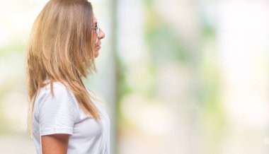 Orta yaş İspanyol kadın giyiyor moda güneş gözlüğü izole arka tarafına, seyir üzerinde dinlenmek doğal yüz emin gülümseme ile pozuyla profili.