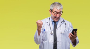 Yakışıklı kıdemli Doktor adam manifatura smarpthone gurur çığlık ve zafer ve başarı çok heyecanlı, duygu tezahürat kutluyor izole arka plan üzerinde kullanarak ileti gönderme