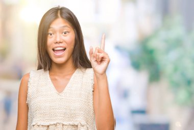 Genç Asyalı kadın ile başarılı fikir parmağı yukarıyı izole arka plan üzerinde. Çıktıktan ve mutlu. Bir numara.