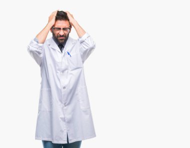 Çünkü çaresiz ve stresli baş ağrısı acı izole arka plan üzerinde beyaz önlük giyiyor yetişkin Latin asıllı bilim adamı ya da doktor adam ağrı ve migren. Ellerini kafasına.