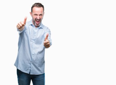 Orta yaş ağarmış üst düzey iş adamı el ile pozitif jest yapıyor onaylama izole arka plan üzerinde başparmak gülümseyen ve başarı için mutlu. Kamera, kazanan jest arıyorsunuz.