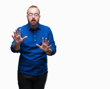 Üzerinde gözlük takan Genç beyaz hipster adam arka plan korkuyor ve korku ifade dur hareketi el ile ile dehşete şokta bağırarak izole. Panik kavramı.