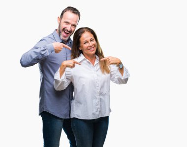 Orta yaş İspanyol iş çift izole arka plan ile kendine güvenen seyir üzerinde kendini gururlu ve mutlu parmakları ile işaret yüzündeki gülümseme.