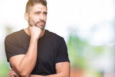 Yakışıklı delikanlı çene düşünme hakkında soru, dalgın ifade üzerine el ile izole arka plan üzerinde. Düşünceli yüzüyle gülümsüyor. Şüphe kavramı.