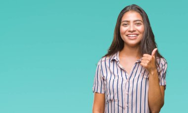 Genç güzel Arap kadın hareketi el ile mutlu yaşasın yapıyor izole arka plan yüzünden. Kameraya bakarak başarı gösteren ile ifade onaylama.