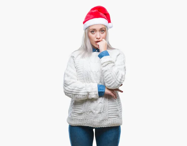 Молодая Блондинка Рождественской Шляпе Изолированном Фоне Выглядит Напряженной Нервной Руками — стоковое фото