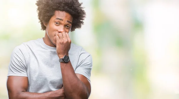 Afro Amerikaanse Man Geïsoleerde Achtergrond Zoek Gestresst Nerveus Met Handen — Stockfoto