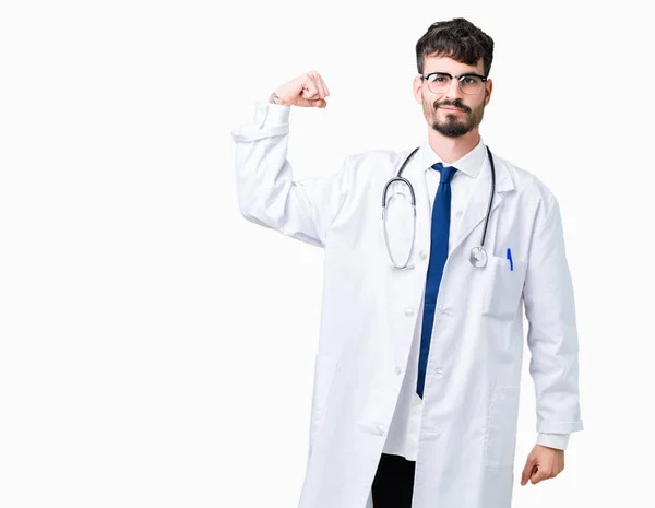 若い医者の腕の筋肉 自信と力の誇りを示す強い者を分離背景に病院のコートを着た男 — ストック写真