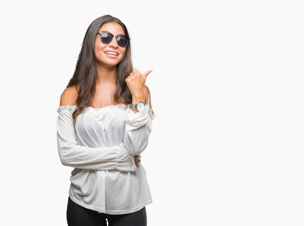 Joven Mujer Árabe Hermosa Con Gafas Sol Sobre Fondo Aislado —  Fotos de Stock