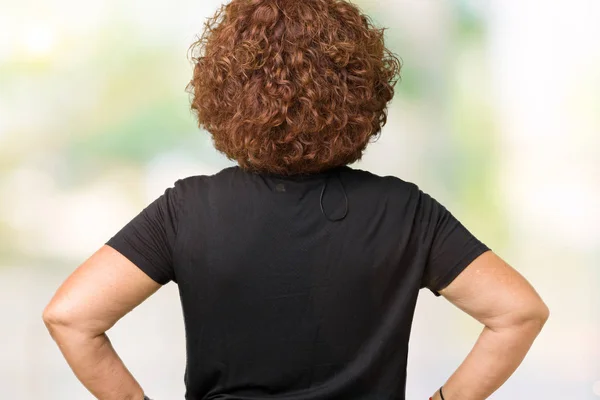 Hermosa Mujer Mediana Edad Ager Sobre Fondo Aislado Pie Hacia — Foto de Stock