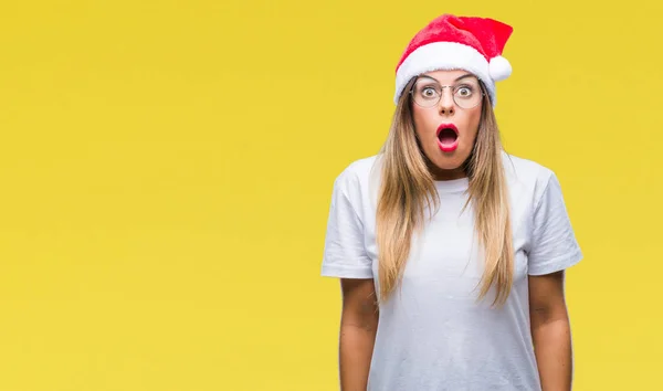 Mladá Krásná Žena Nosí Vánoční Čepice Izolované Pozadí Strach Šokován — Stock fotografie