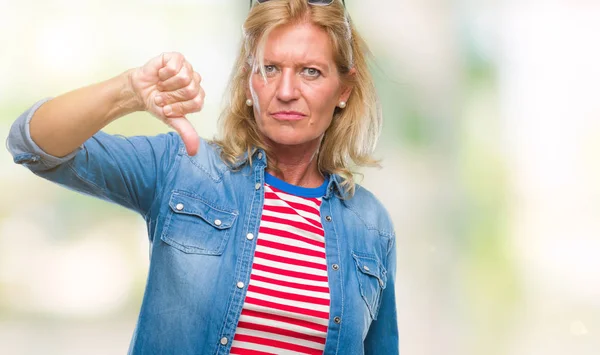 Blonde Vrouw Van Middelbare Leeftijd Geïsoleerde Achtergrond Zoek Ongelukkig Boos — Stockfoto