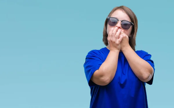Mladé Dospělé Ženy Downovým Syndromem Sluneční Brýle Izolované Pozadí Šokován — Stock fotografie