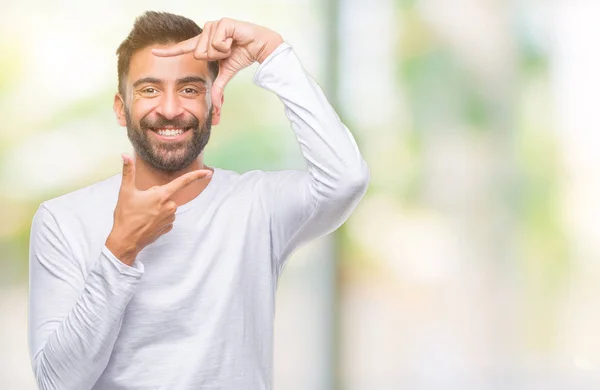 Uomo Ispanico Adulto Sfondo Isolato Sorridente Facendo Cornice Con Mani — Foto Stock