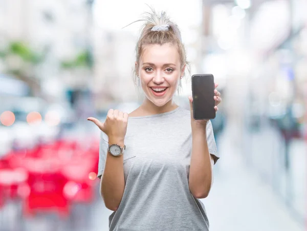 Mujer Rubia Joven Mostrando Pantalla Del Teléfono Inteligente Sobre Fondo —  Fotos de Stock