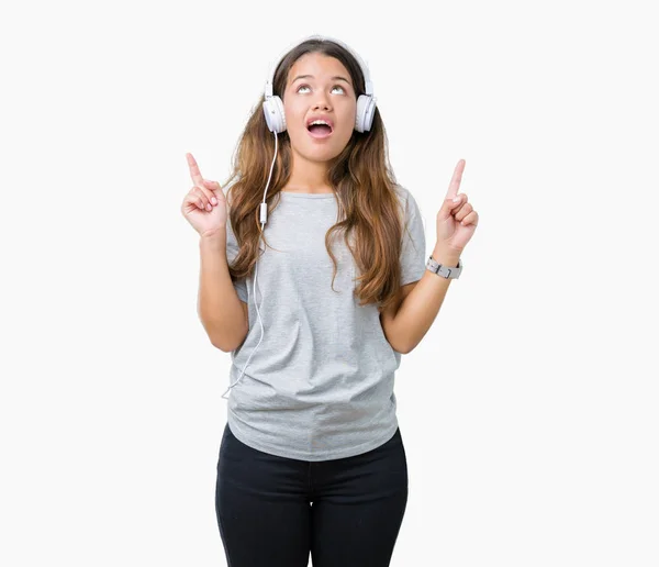 Jovem Mulher Bonita Usando Fones Ouvido Ouvindo Música Sobre Fundo — Fotografia de Stock