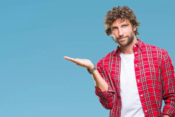 Bonito Homem Modelo Hispânico Sobre Fundo Isolado Sorrindo Alegre Apresentando — Fotografia de Stock