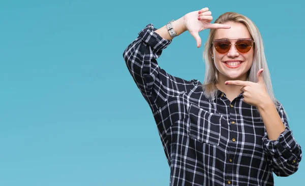 Jovem Loira Vestindo Óculos Sol Sobre Fundo Isolado Sorrindo Fazendo — Fotografia de Stock