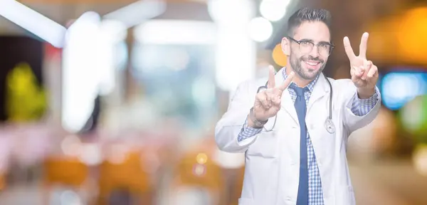 Guapo Joven Médico Sobre Fondo Aislado Sonriendo Mirando Cámara Mostrando — Foto de Stock