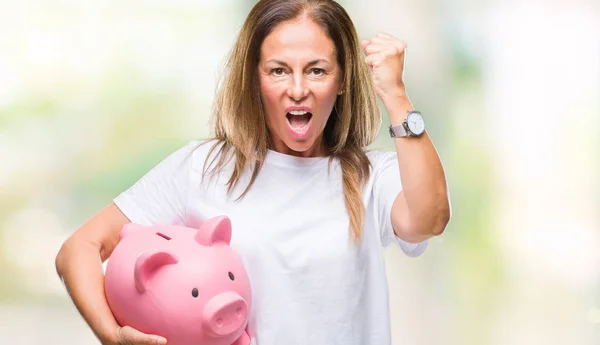 Mujer Hispana Mediana Edad Ahorrando Dinero Usando Alcancía Sobre Fondo —  Fotos de Stock