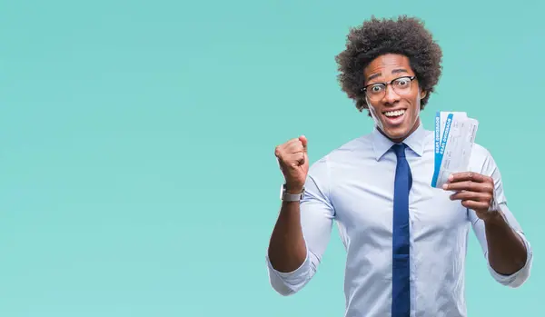 Hombre Afroamericano Sosteniendo Tarjeta Embarque Sobre Fondo Aislado Gritando Orgulloso —  Fotos de Stock