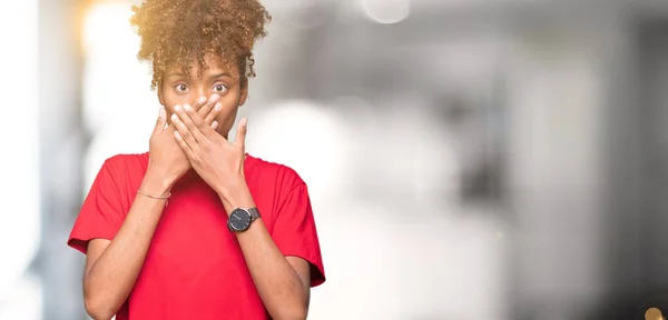 Belle Jeune Femme Afro Américaine Sur Fond Isolé Choqué Couvrant — Photo