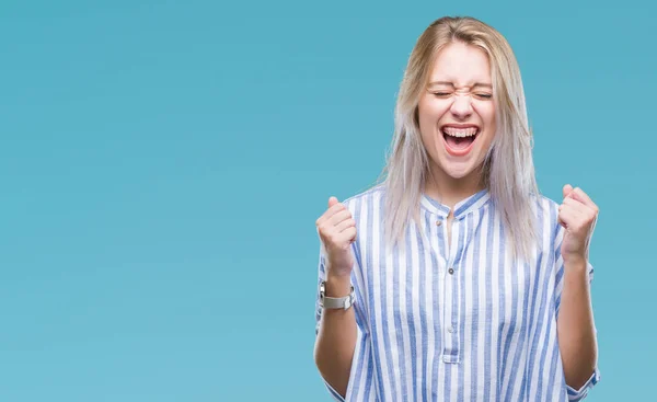 Jovem Loira Sobre Fundo Isolado Animado Para Sucesso Com Braços — Fotografia de Stock