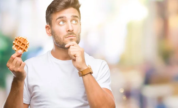 Joven Hombre Guapo Comiendo Dulce Waffle Sobre Fondo Aislado Cara — Foto de Stock