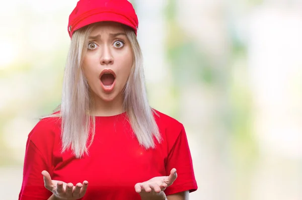Mladá Blond Žena Nosí Red Hat Izolované Pozadí Strach Šokován — Stock fotografie