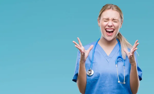 Jonge Blonde Chirurg Dokter Vrouw Geïsoleerd Achtergrond Vieren Gekke Gek — Stockfoto