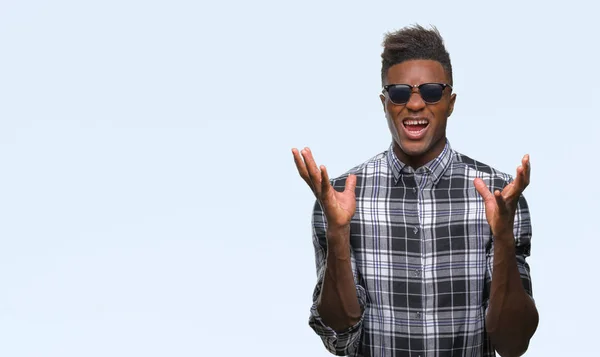 Joven Hombre Afroamericano Con Gafas Sol Sobre Fondo Aislado Celebrando —  Fotos de Stock