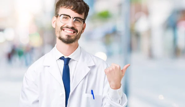 Joven Científico Profesional Vestido Con Abrigo Blanco Sobre Fondo Aislado — Foto de Stock