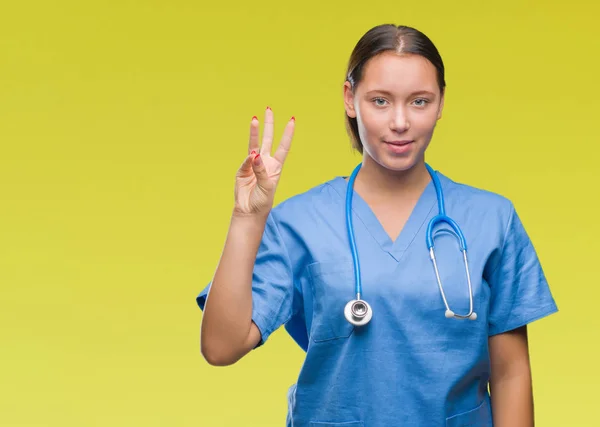 Joven Doctora Caucásica Vistiendo Uniforme Médico Sobre Fondo Aislado Mostrando — Foto de Stock