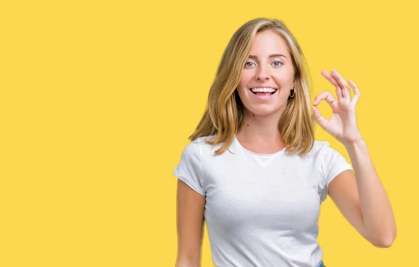 Mulher Bonita Vestindo Shirt Branca Casual Sobre Fundo Isolado Sorrindo — Fotografia de Stock