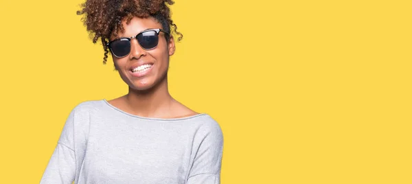 Güzel Genç Afro Amerikan Kadın Üzerinde Güneş Gözlüğü Takıyor Mutlu — Stok fotoğraf
