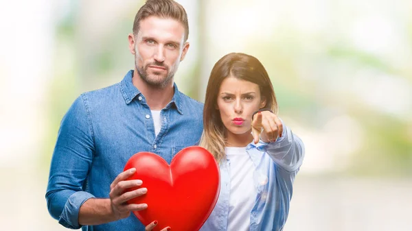 Pareja Joven Enamorada Sosteniendo Corazón Rojo Sobre Fondo Aislado Apuntando — Foto de Stock