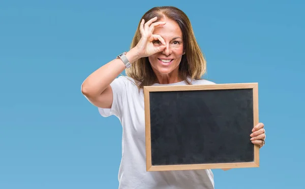 Mujer Hispana Mediana Edad Sosteniendo Pizarra Sobre Fondo Aislado Con — Foto de Stock